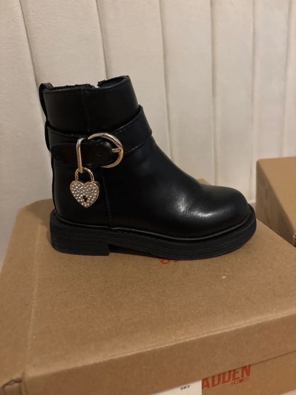 Heart lock boots
